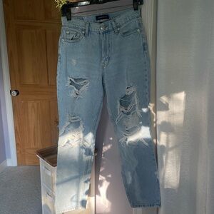 Light blue ripped mom jeans with a small rip on the leg #rippedjeans